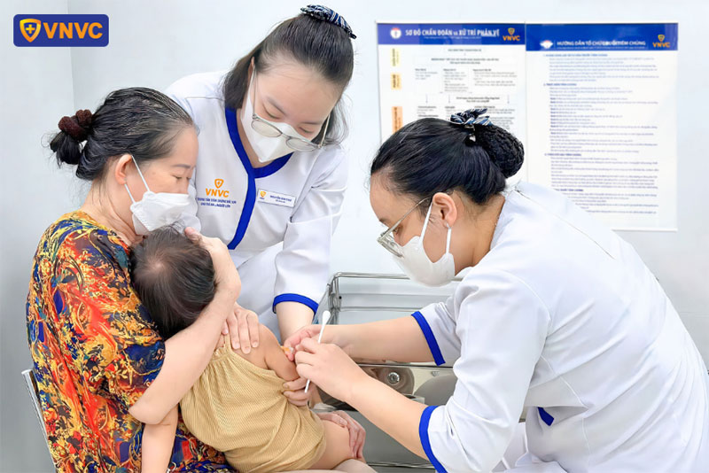 trẻ nhỏ tiêm vắc xin tại vnvc