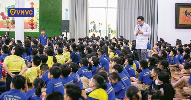 vietnamese students participated i draw vaccination heroes with vnvc