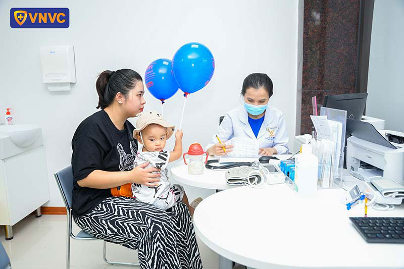 bác sĩ chỉ định gói tiêm cho khách hàng