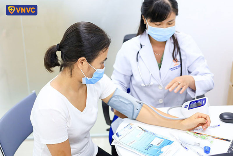 bác sĩ đánh giá tổng quát sức khỏe người tiêm