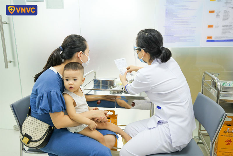 bác sĩ hướng dẫn tiêm cho phụ huynh