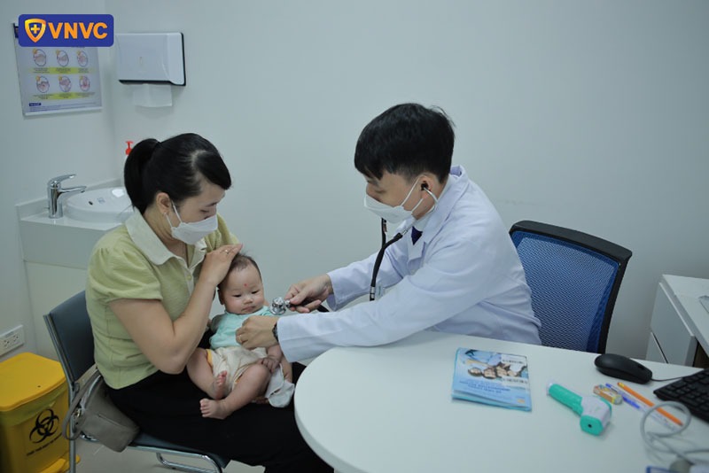 bác sĩ khám sàng lọc cho bé