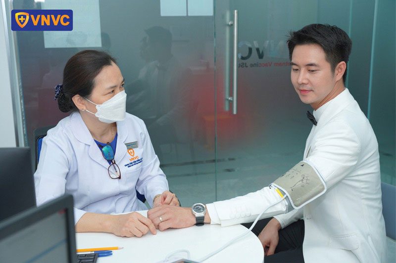 bác sĩ khám sàng lọc cho người tiêm