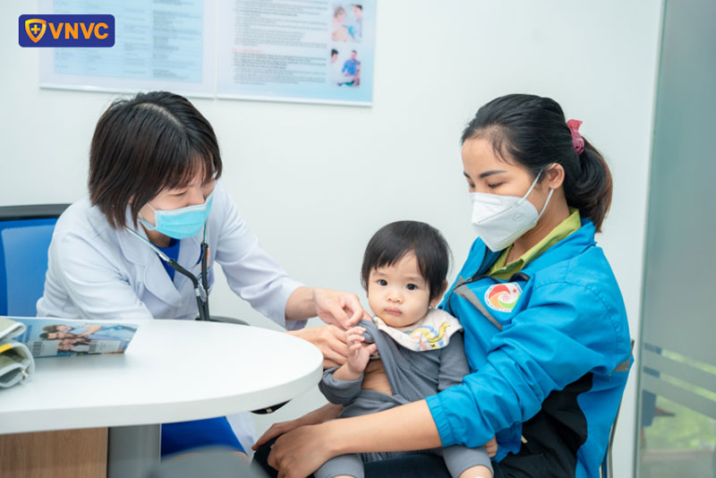 bác sĩ tại vnvc thanh trì thăm khám sàng lọc trước tiêm