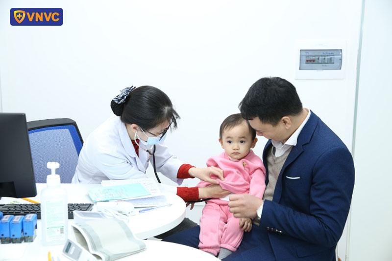 bác sĩ thăm khám cho trẻ