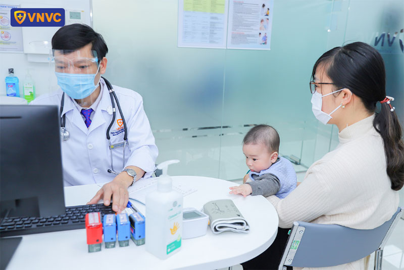 bác sĩ thăm khám sàng lọc cho bé trước tiêm