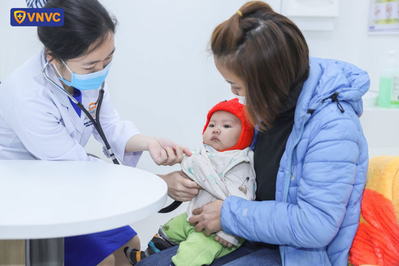 bác sĩ thăm khám sàng lọc cho bé