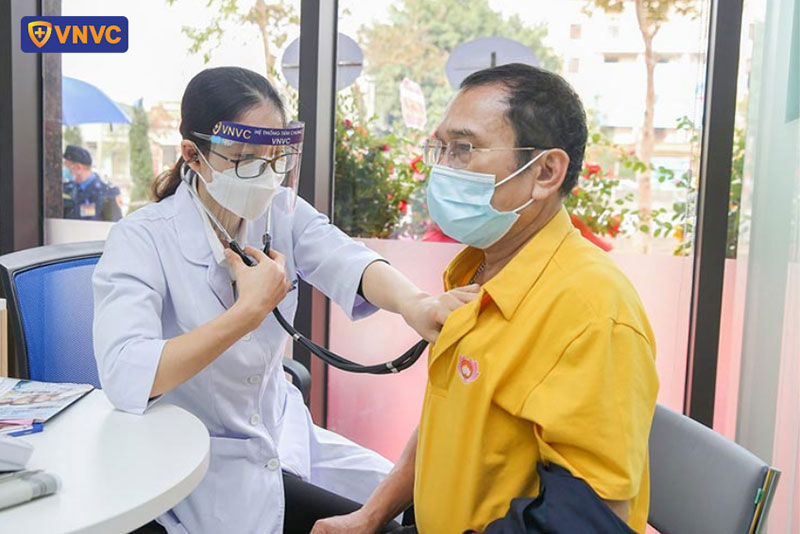 bác sĩ thăm khám sàng lọc cho người tiêm