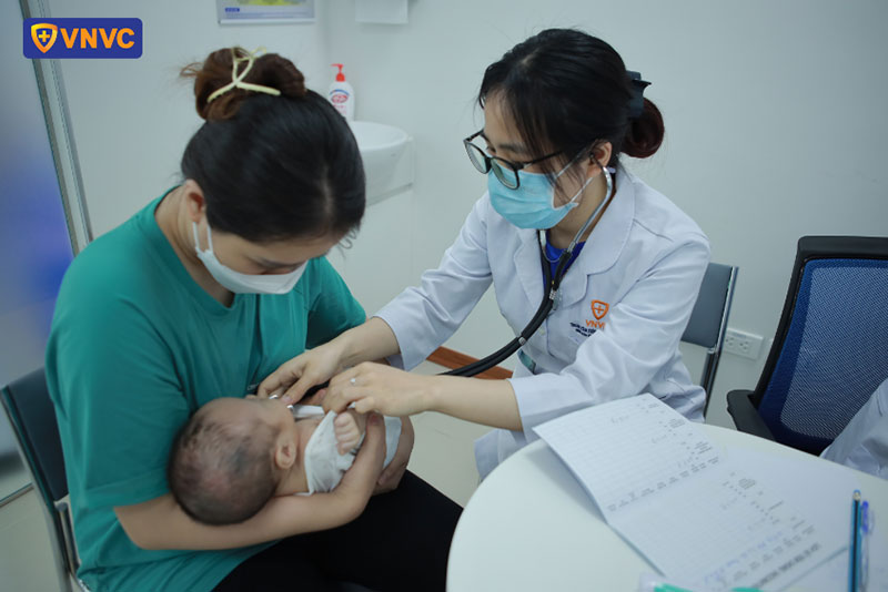 bác sĩ thăm khám sàng lọc cho trẻ