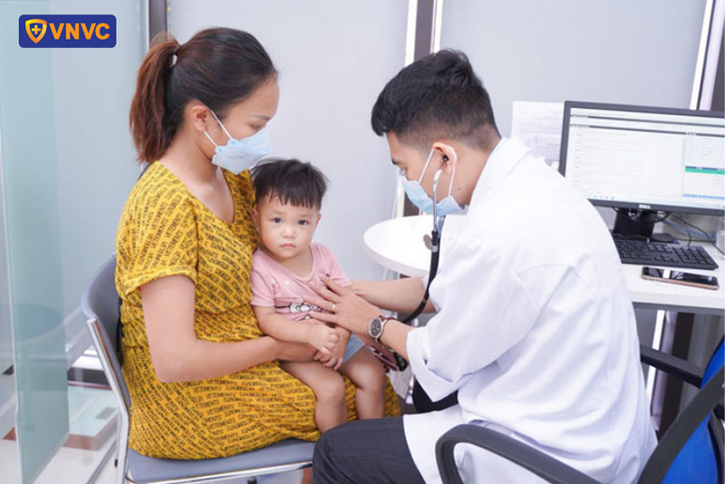 bác sĩ thăm khám sàng lọc cho trẻ