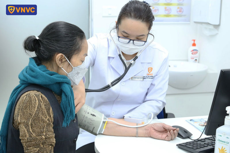 bác sĩ thăm khám sàng lọc tại vnvc thường tín