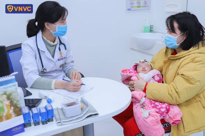 bác sĩ thăm khám sàng lọc trước tiêm