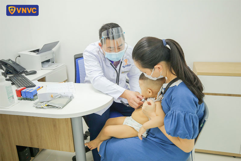 bác sĩ thăm khám sàng lọc trước tiêm