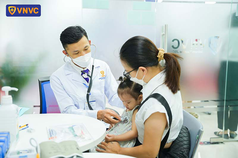 bác sĩ thăm khám sàng lọc trước tiêm