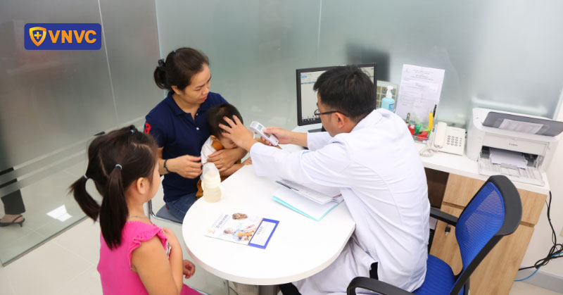 bác sĩ thăm khám sàng lọc trước tiêm