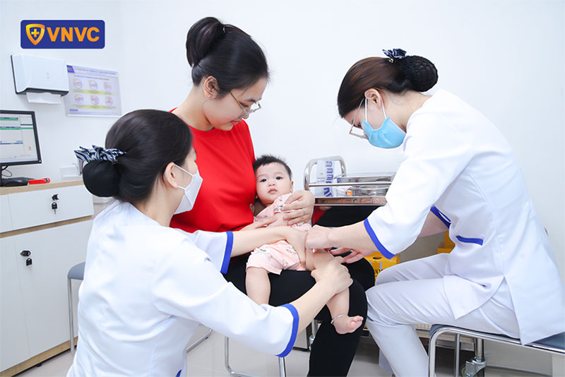 bác sĩ tiêm cho trẻ