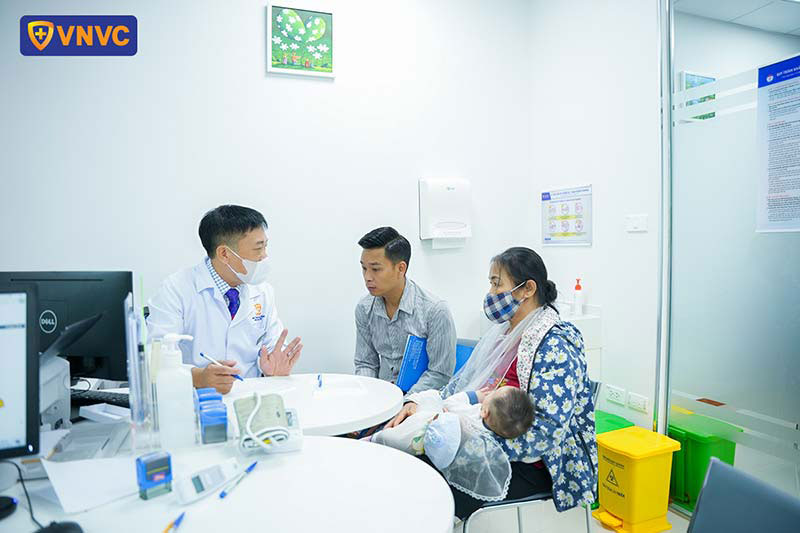 bác sĩ tư vấn các gói tiêm cho khách hàng