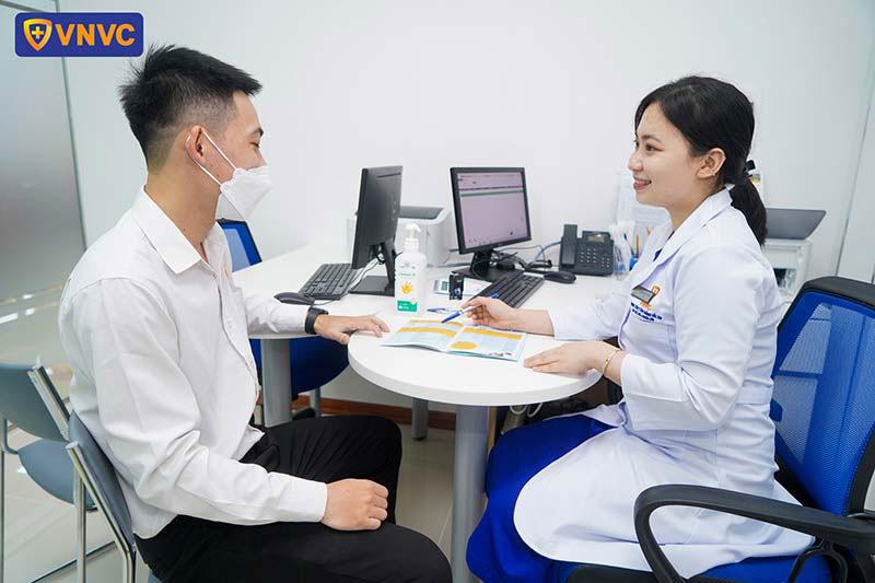 bác sĩ tư vấn gói tiêm cho khách hàng tận tình