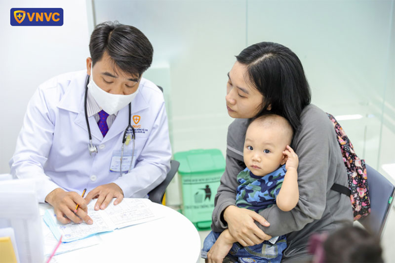 bác sĩ tư vấn phác đồ tiêm cho khách hàng