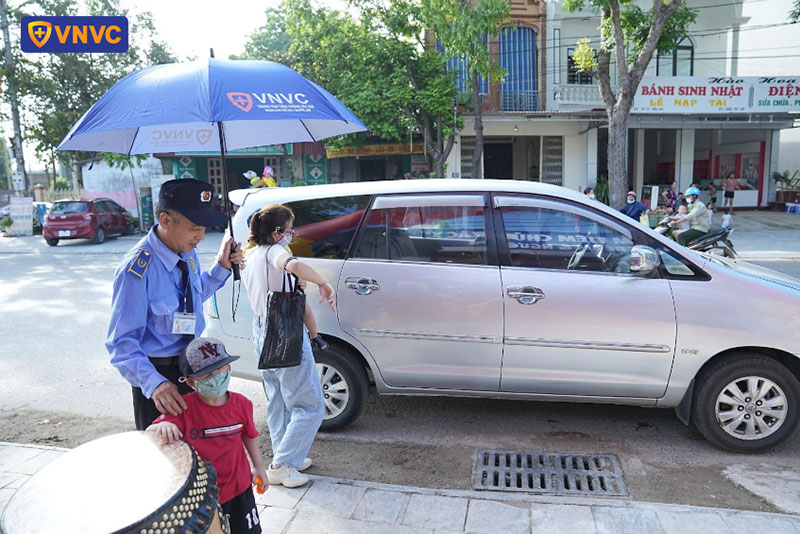 bảo vệ tại vnvc đón tiếp khách hàng tận tình
