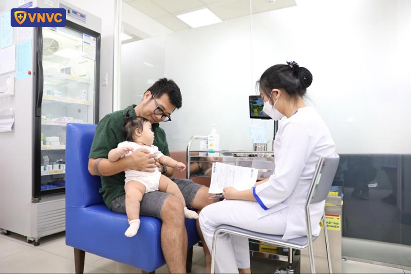 bố đưa bé đi tiêm vắc xin sởi