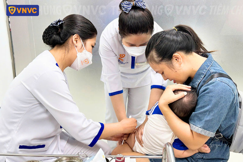 chích ngừa sởi cho bé nhỏ