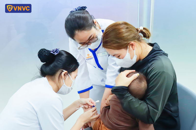 chích ngừa sởi cho bé