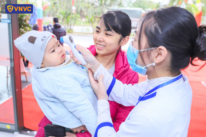 điều dưỡng đo thân nhiệt cho trẻ