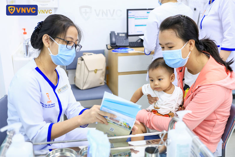 điều dưỡng hướng dẫn tiêm tận tình