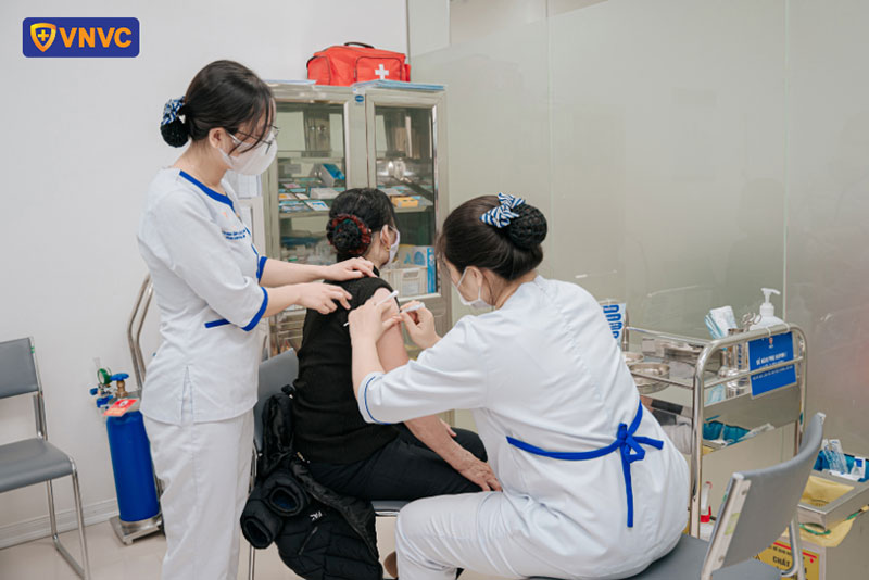 điều dưỡng tiêm chủng cho khách