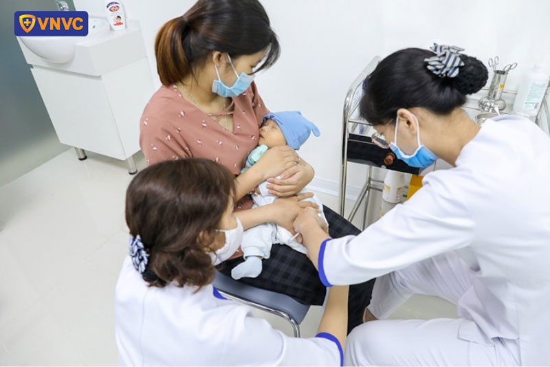 điều dưỡng tiêm vắc xin cho em bé
