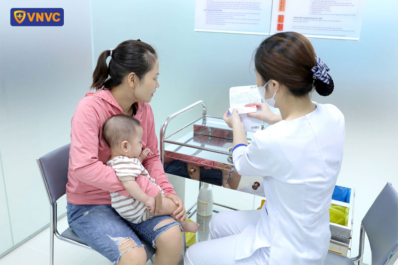 điều dưỡng tư vấn quy trình tiêm cho phụ huynh