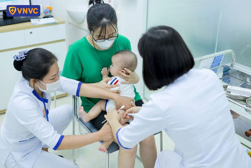 điều dưỡng viên tiêm chủng êm ái và an toàn