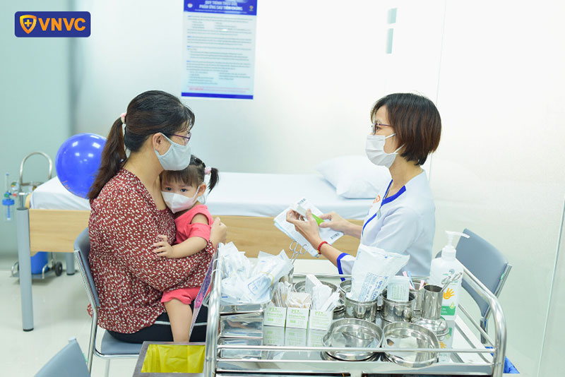 điều dưỡng viên tư vấn quy trình tiêm cho khách hàng