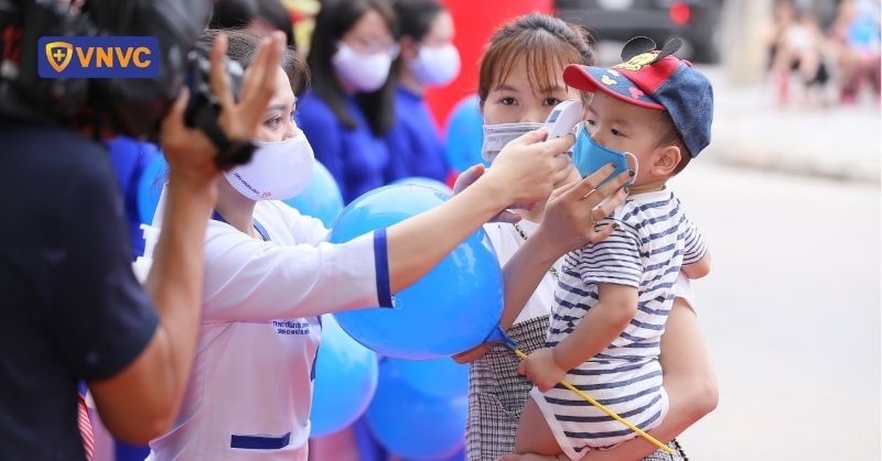 đo thân nhiệt cho trẻ trước khi vào trung tâm