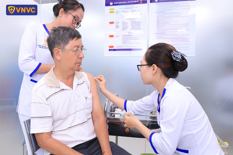 đội ngũ điều dưỡng viên tại vnvc cần thơ tiêm cho khách hàng