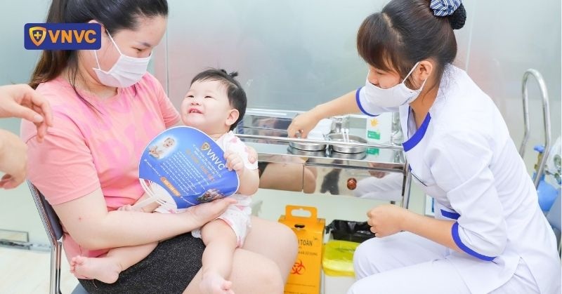 em bé vui vẻ sau tiêm chủng