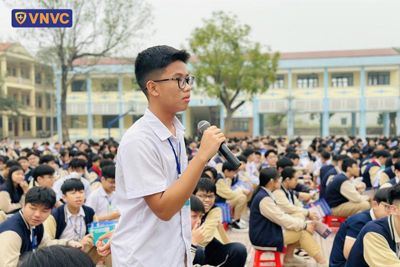 học sinh tham gia tư vấn sức khỏe