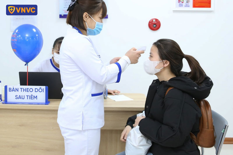 khách hàng đo thân nhiệt tại vnvc