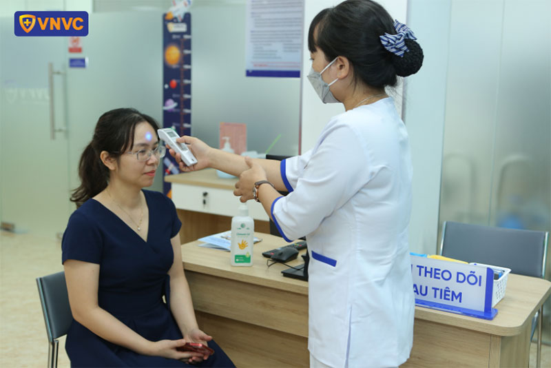 khách hàng được đo thân nhiệt tại vnvc