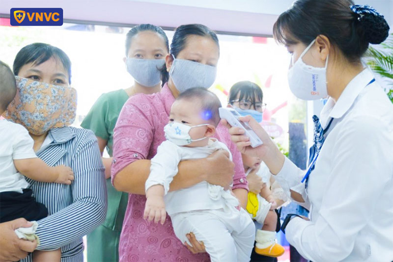 khách hàng được đo thân nhiệt tại vnvc mỹ tho