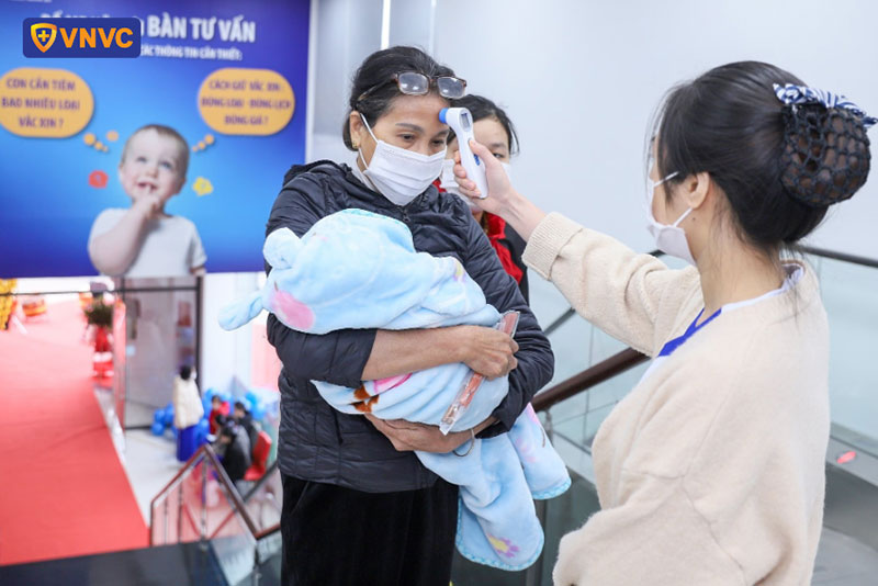 khách hàng được đo thân nhiệt tại vnvc