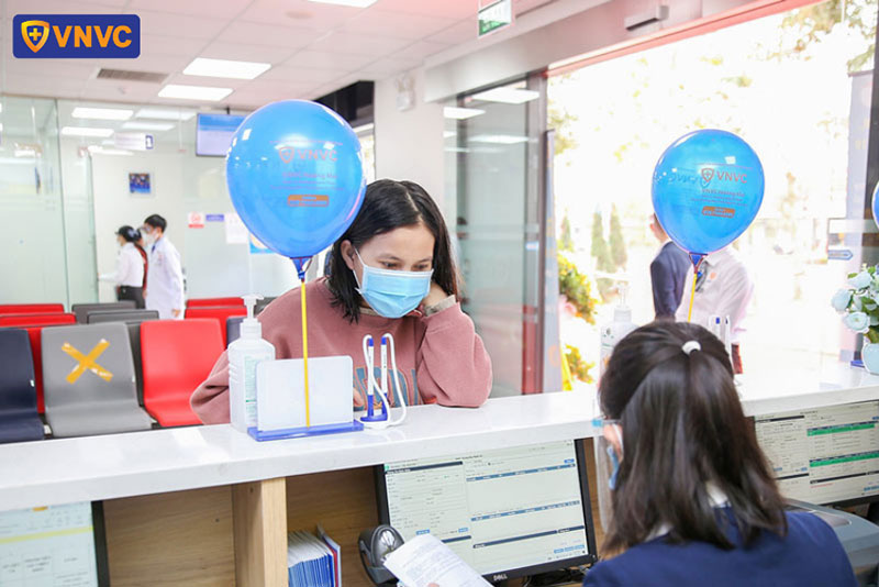 khách hàng được nhân viên vnvc tư vấn gói tiêm phù hợp