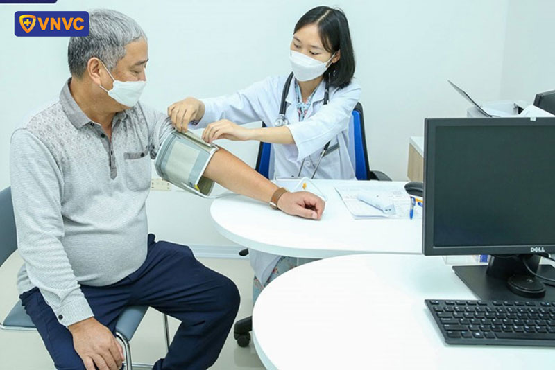 khách hàng được thăm khám sàng lọc trước tiêm