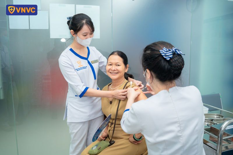 khách hàng hài lòng khi đến tiêm tại vnvc thanh trì