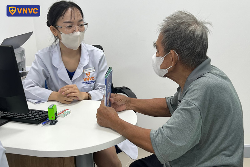 khách hàng lớn tuổi tiêm chủng tại vnvc vĩnh long 2