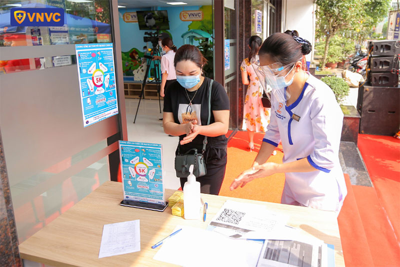 khách hàng rửa tay trước khi vào trung tâm