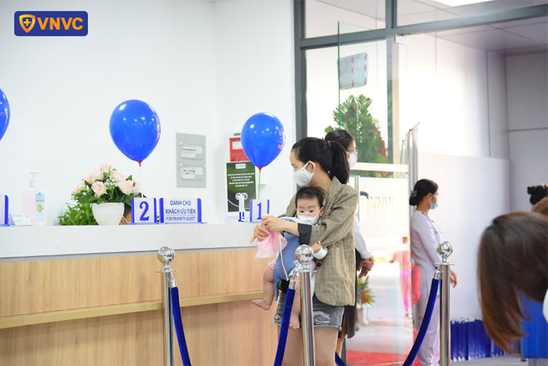 khách hàng tại bàn tư vấn vnvc rạch giá