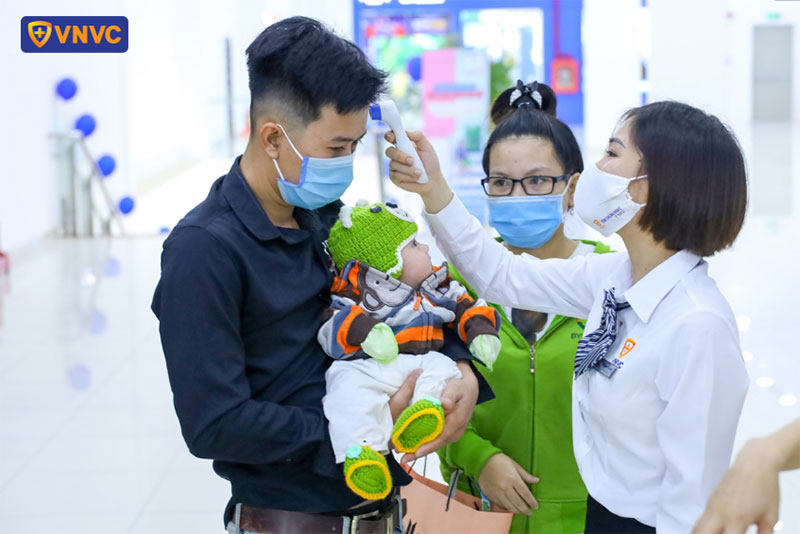 khách hàng tại vnvc thủ đức được đo thân nhiệt