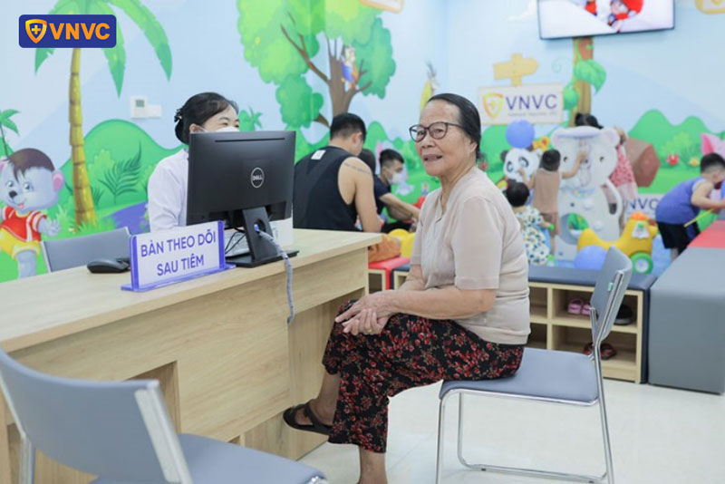 khách hàng theo dõi sau tiêm